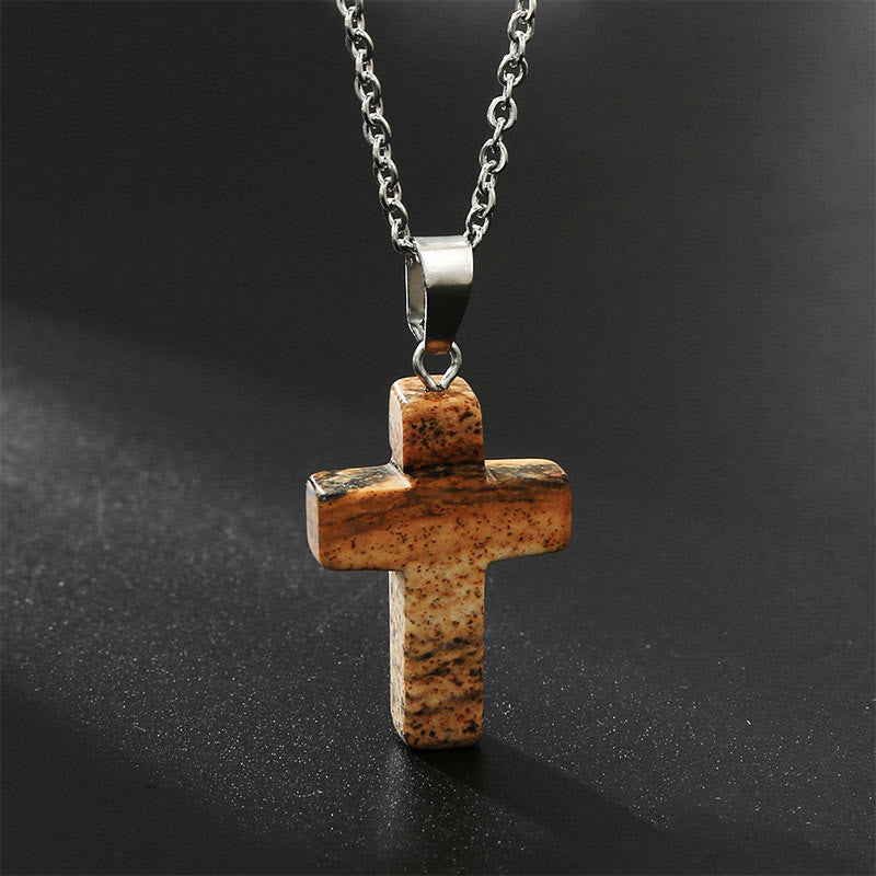 Damen Halskette: filigranes Kreuz mit strahlendem Edelstein. Symbolik & Eleganz vereint.