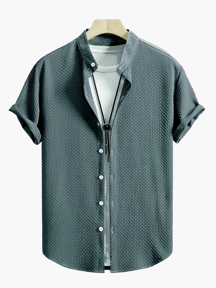 Sauberes elfenbeinweißes Herren Kurzarmhemd, zeitlos elegant für einen frischen Look.