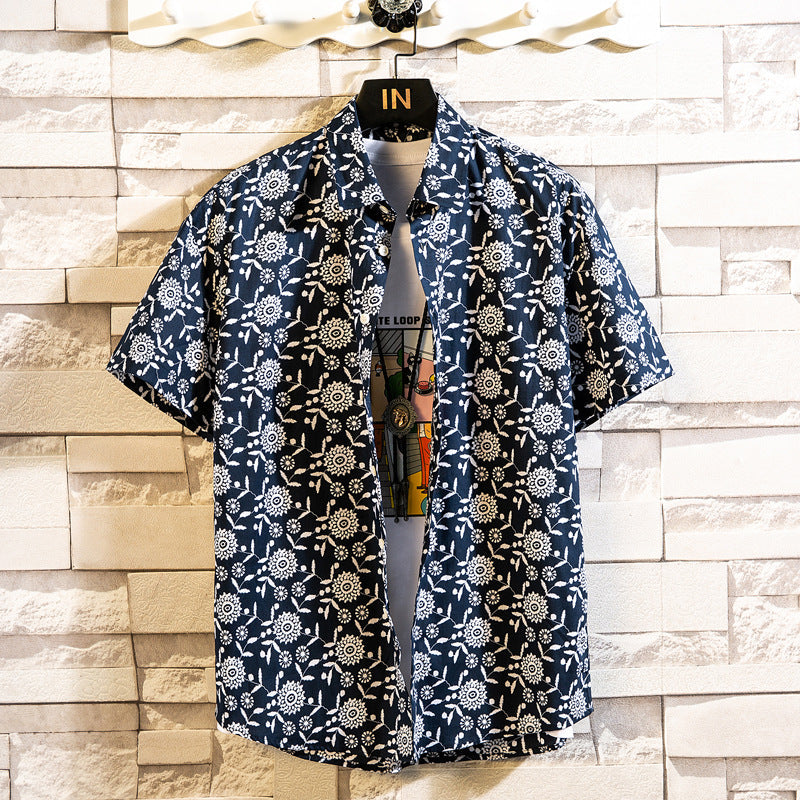 Modernes Herren Kurzarmhemd mit lebhaftem Blumenmuster. Mehrfarbig, schmaler Schnitt, perfekt für Sommer.