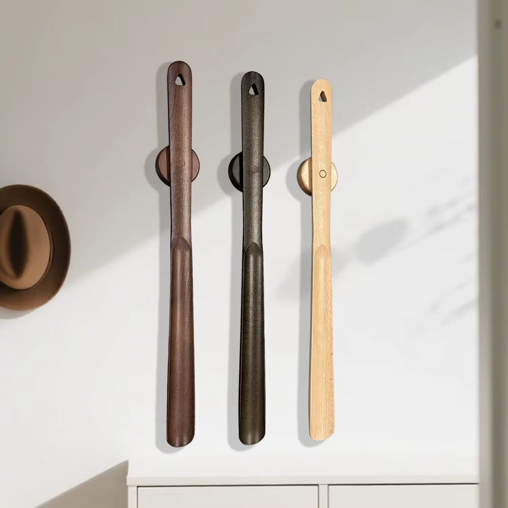 Rückenfreundlicher langer Schuhanzieher, ergonomisch geformt für einfaches Anziehen der Schuhe.
