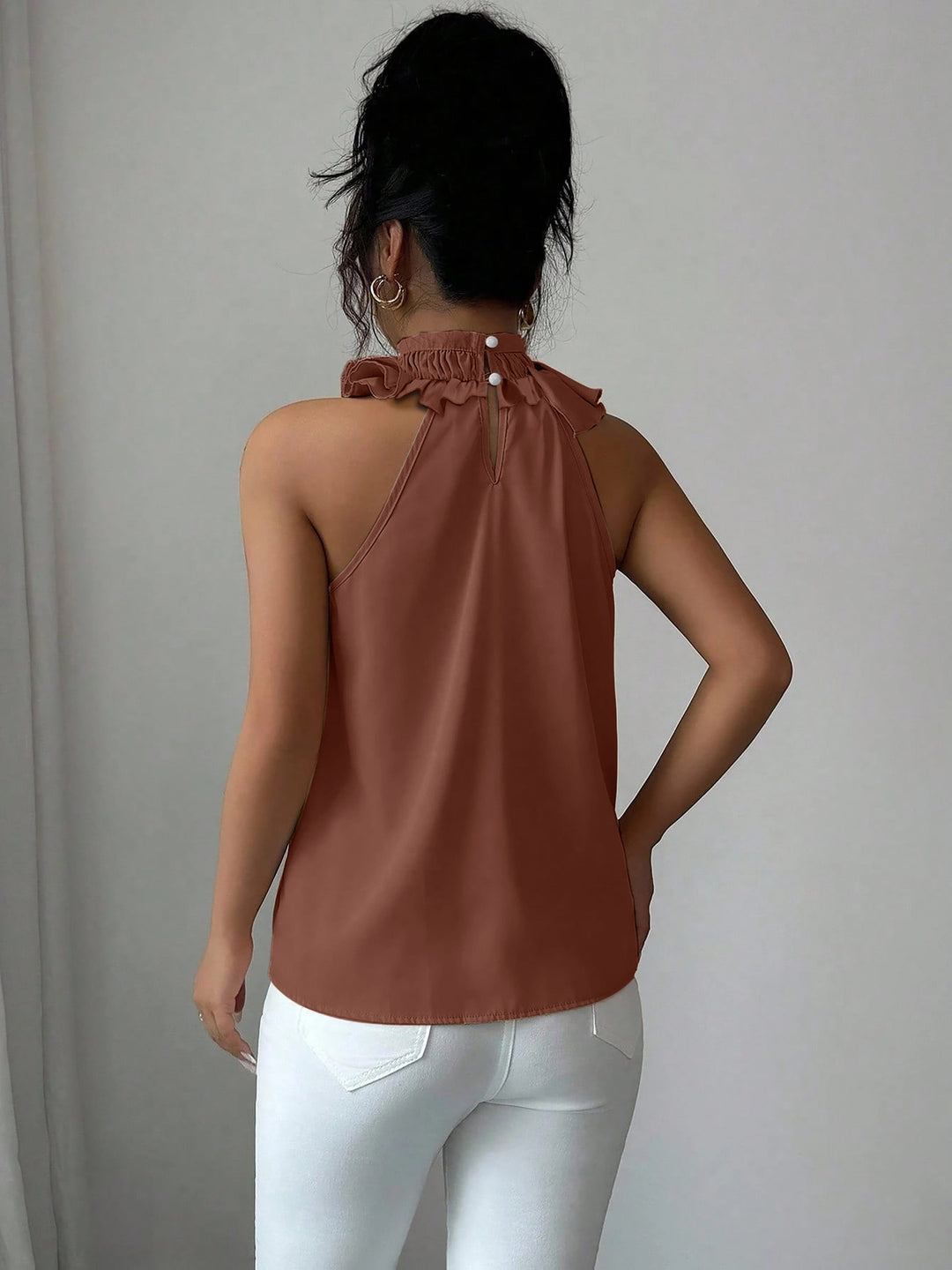 Sommerliche ärmellose Damenbluse mit Rüschen und Stehkragen, ein elegantes Oberteil für Frühling/Sommer.