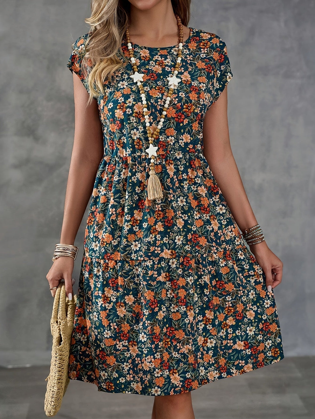 Feminin geschnittenes Damen Blumenkleid für den Sommer, knielang und kurzärmlig. Perfekt für Freizeit & Urlaub.