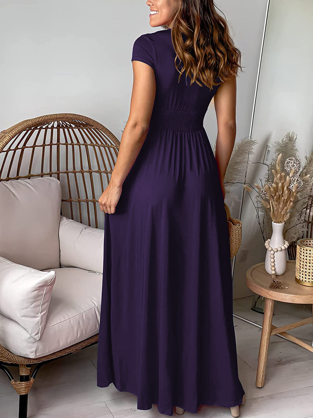 Weibliches V-Ausschnitt Maxikleid in langer Form mit Beinschlitz, ideal für warme Tage.