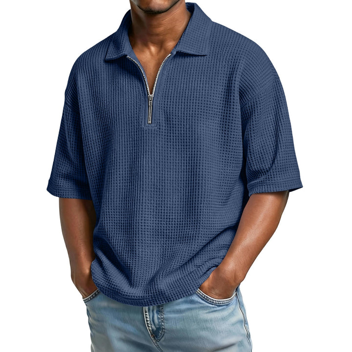 Modernes Herren Poloshirt in Waffelstrickoptik, stilvolle Freizeitmode.