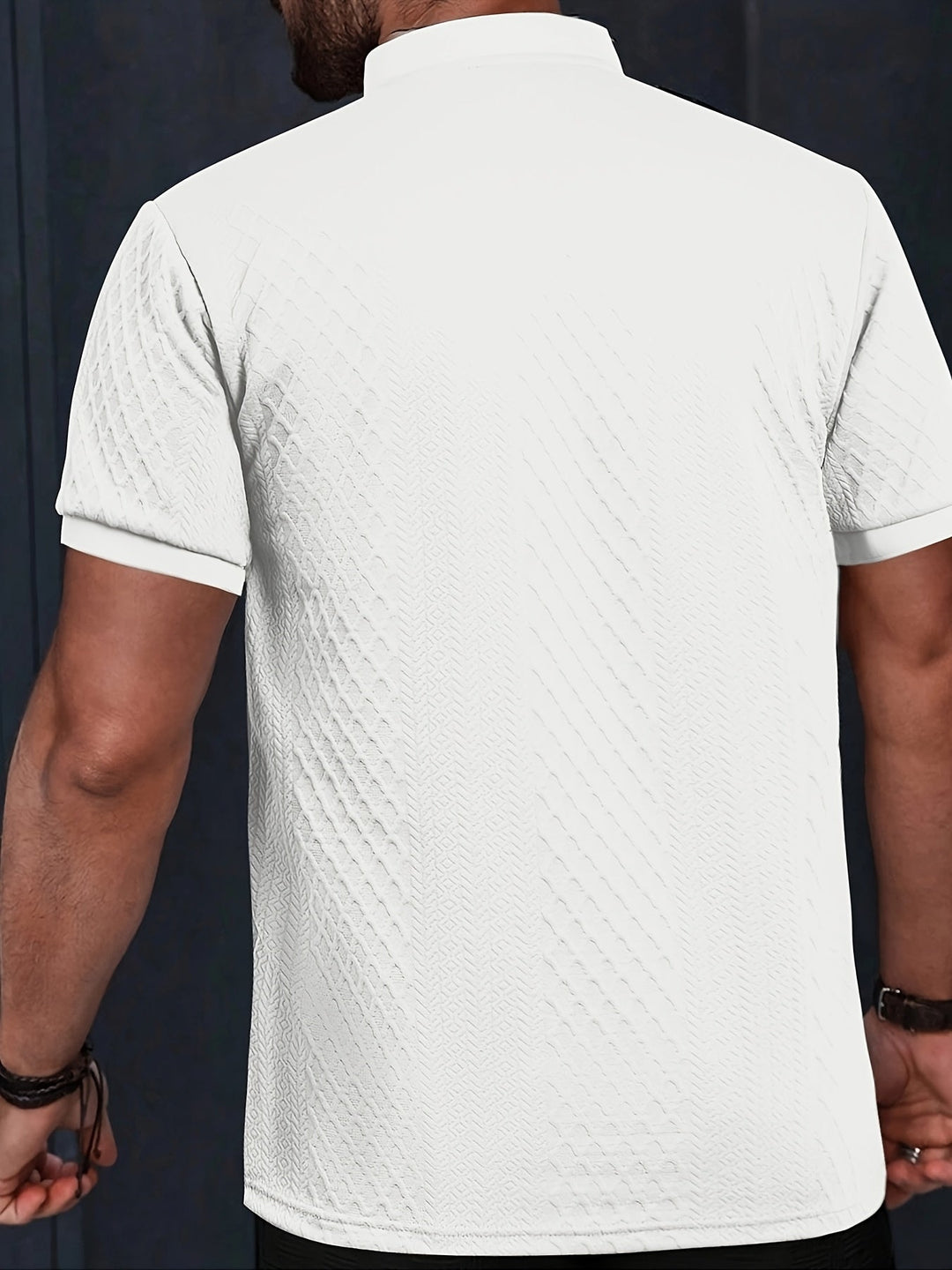 Strukturiertes Herren T-Shirt im Set mit Shorts für sommerliche Tage. Perfekte Herrenmode für Freizeit.