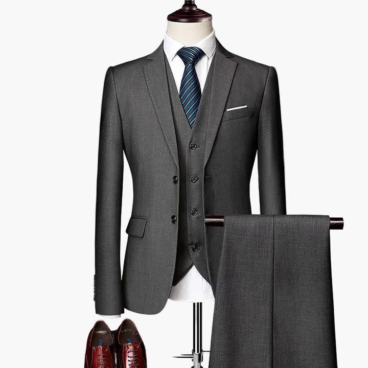 Hochwertiger Business Anzug für Herren, 3-teilig, figurbetonter Slim Fit, ideal für Büro und Event.