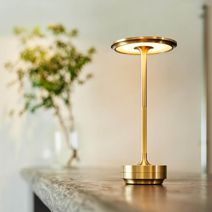 Dimmbare LED-Tischlampe aus Metall, kabellos, für stimmungsvolle Ambientebeleuchtung.