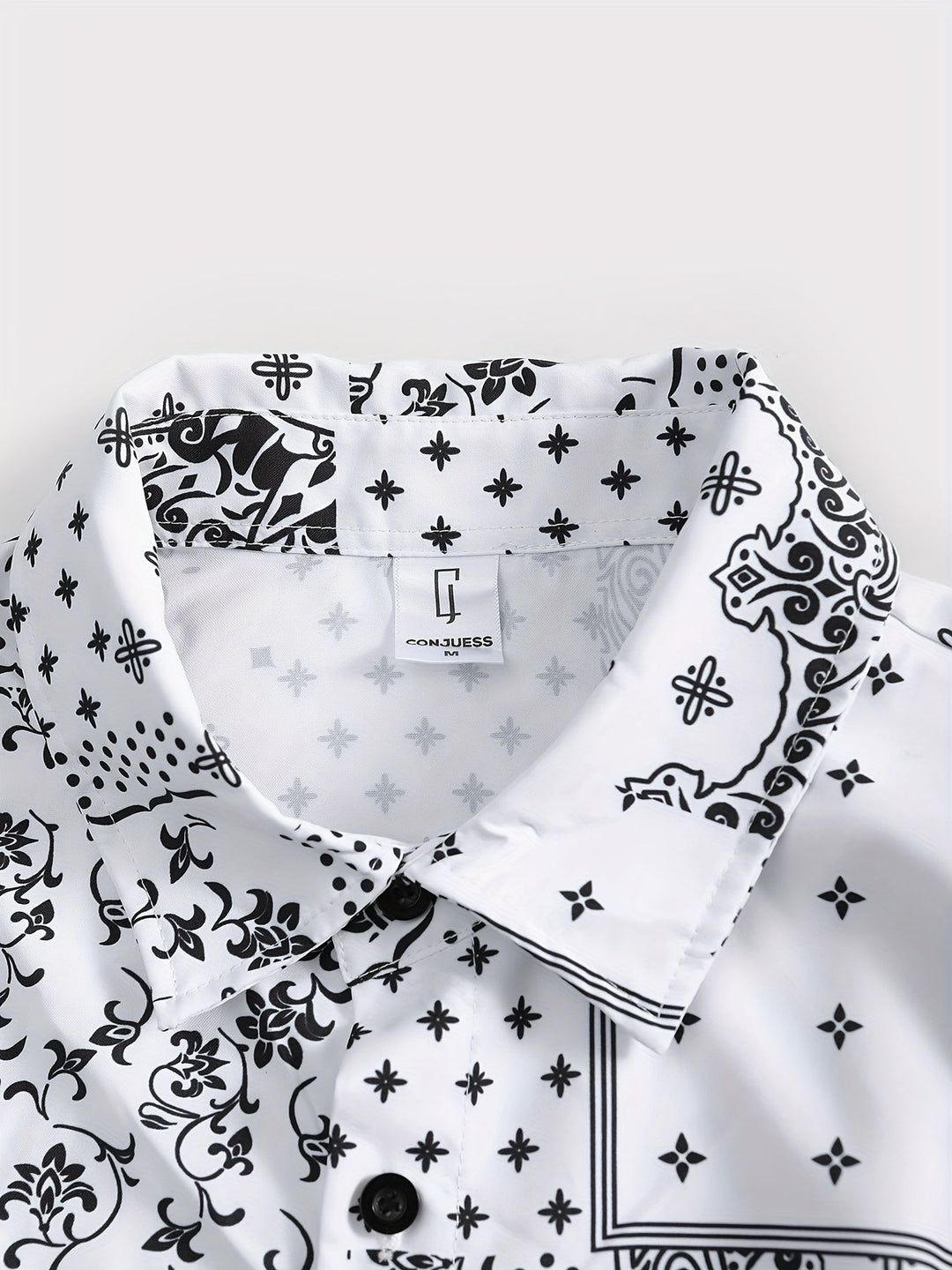 Komfortables Herren Sommer Freizeit Set: atmungsaktives Kurzarm Hemd & Shorts mit Bandana Print.