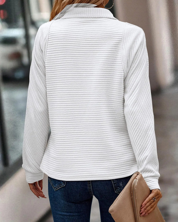 Stilvoller Damen Pullover mit tiefem V-Ausschnitt. Perfektes Oberteil für einen eleganten, femininen Look.