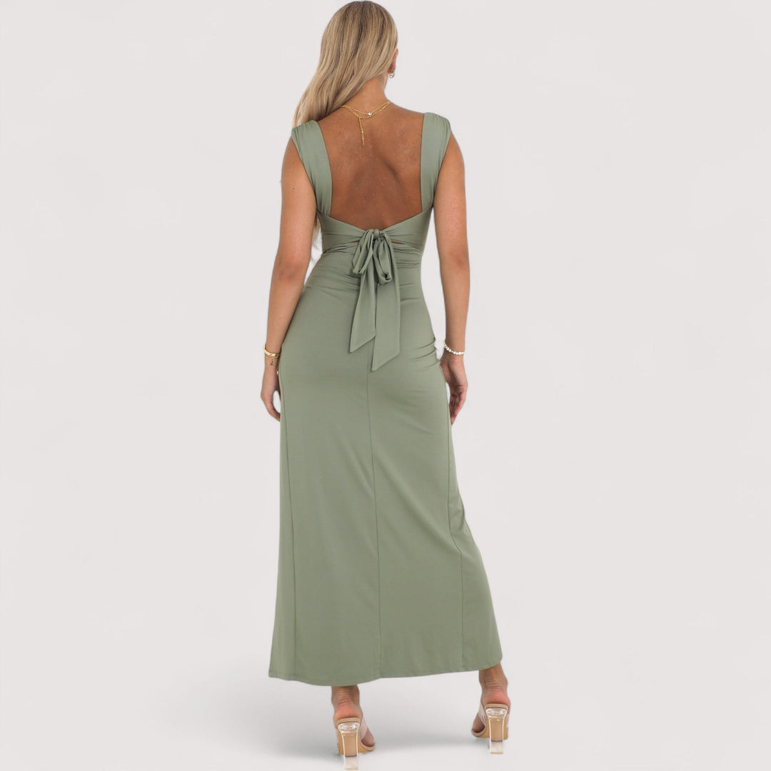 Festliches grünes Abend Maxikleid für Damen mit elegantem Schlitz. Ideales langes Kleid für besondere Sommerabende.