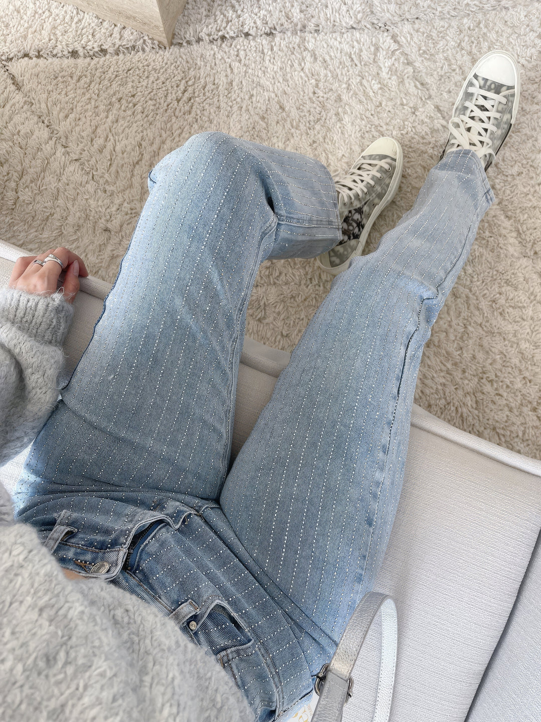 Detailaufnahme der funkelnden Denim-Oberfläche der StarStruck Glitzer Jeans.