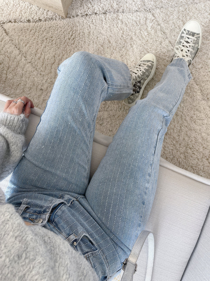 Detailaufnahme der funkelnden Denim-Oberfläche der StarStruck Glitzer Jeans.