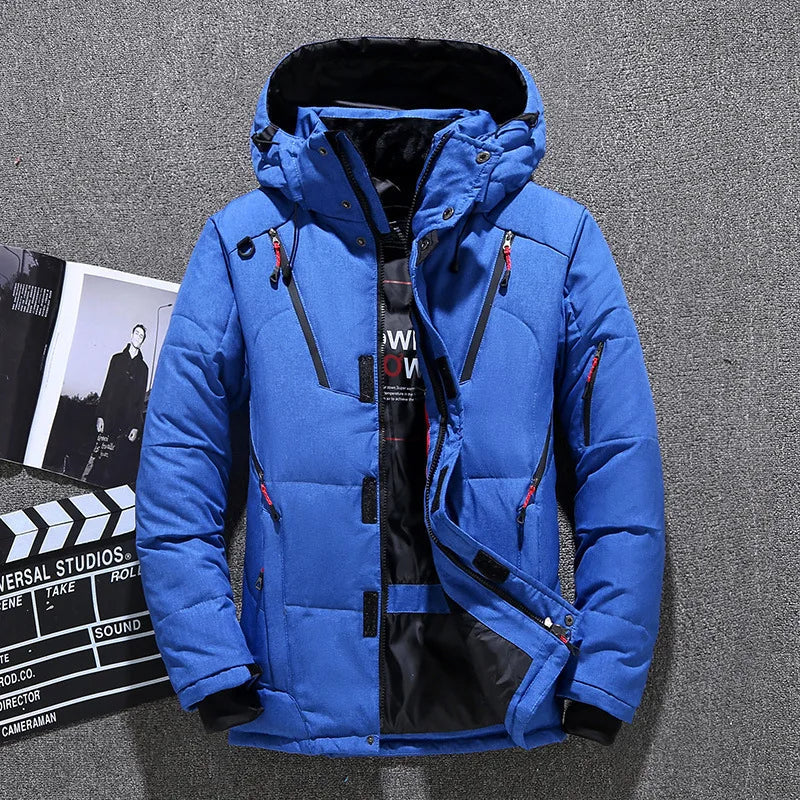 Robuste Herren Schneejacke, thermo-isoliert, schützt bei Minusgraden beim Skifahren.