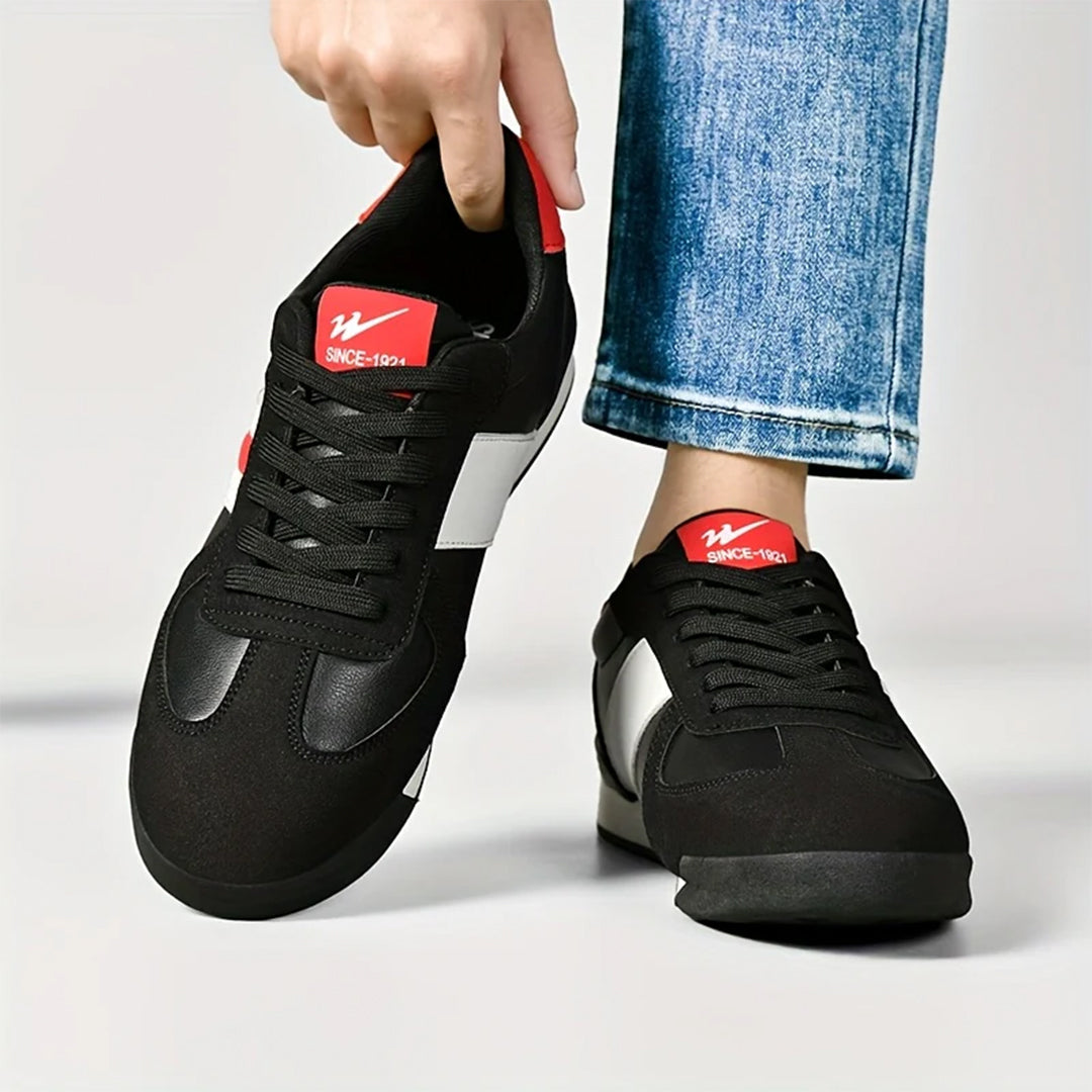 Herren-Sneaker am Fuß, demonstrieren Tragekomfort & stylisches Streifen-Design im Alltag.