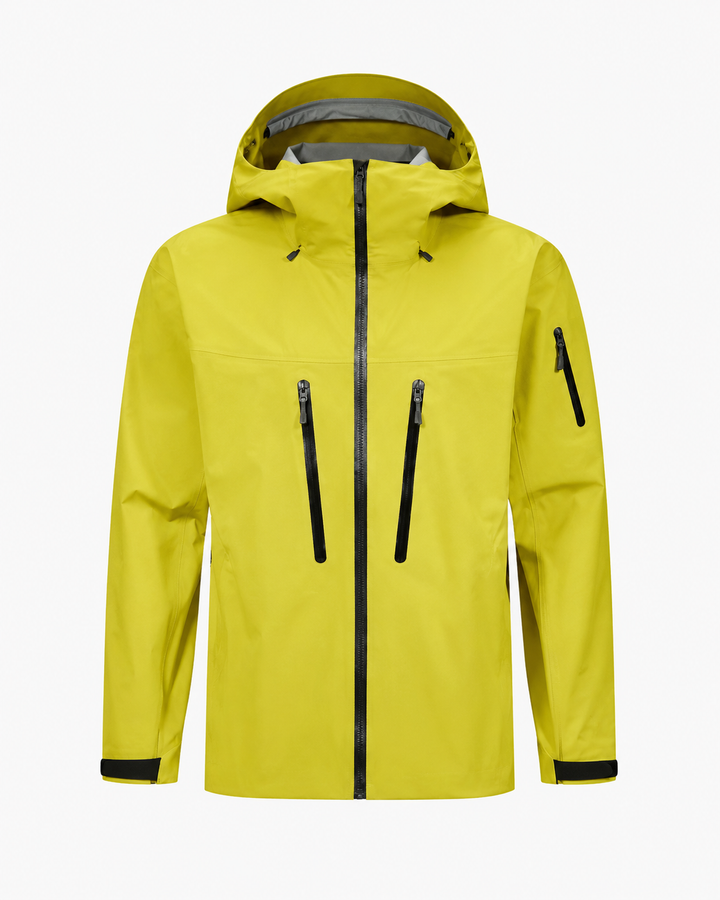 Männliche Sportbekleidung: Hardshell-Jacke in Aktion, schützt vor Wind und Regen beim Trekking.