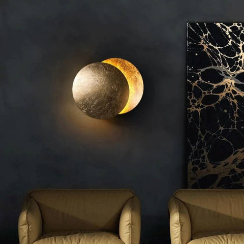 Elegante LED Wandleuchte im modernen Design, perfekt für stilvolle Innenbeleuchtung im Schlafzimmer.