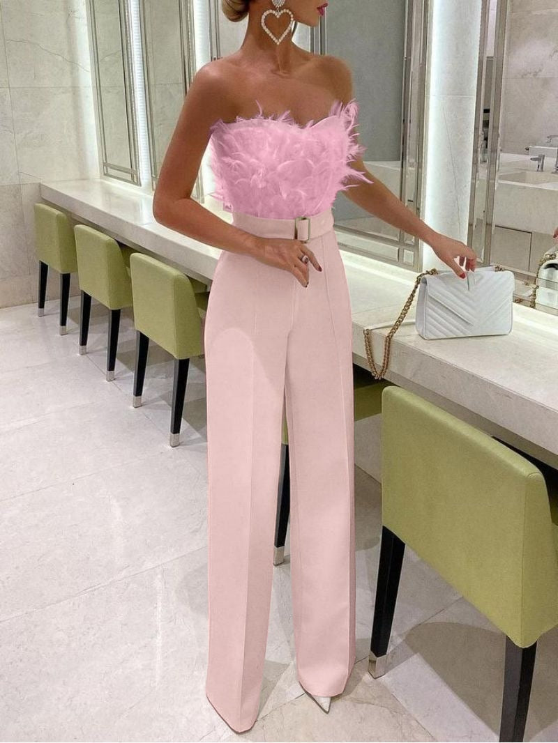 Moderner roter Damen Jumpsuit mit Rohrentop, schulterfreies Design, ideal als Party Outfit.