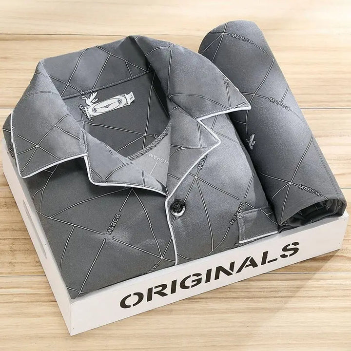 Ganzjähriger Herren Pyjama gestreift, bequem und atmungsaktiv, ideal für erholsamen Schlaf.