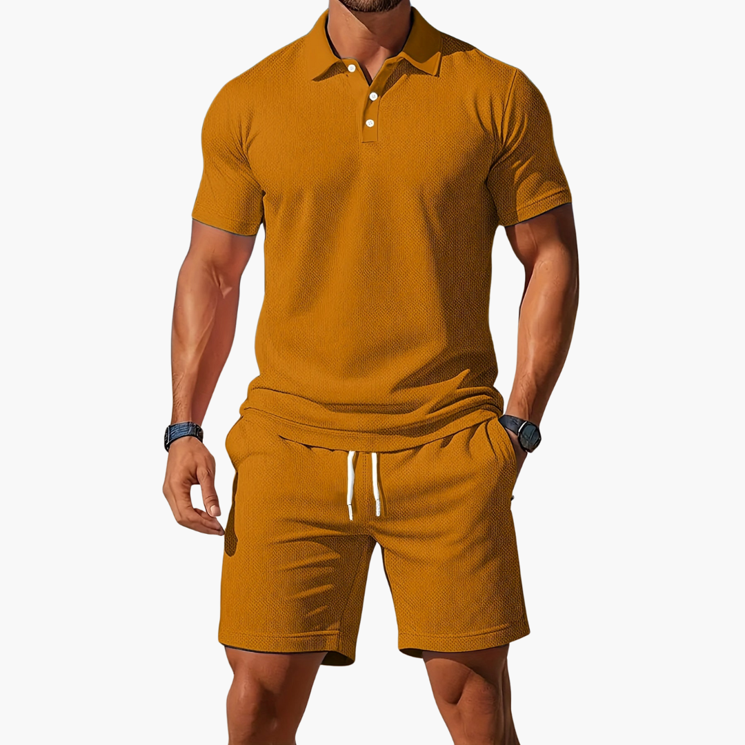 Komfortables Herren Sommer Set: Polohemd & Shorts, ein lässiger Zweiteiler für Freizeit und warme Urlaubstage.