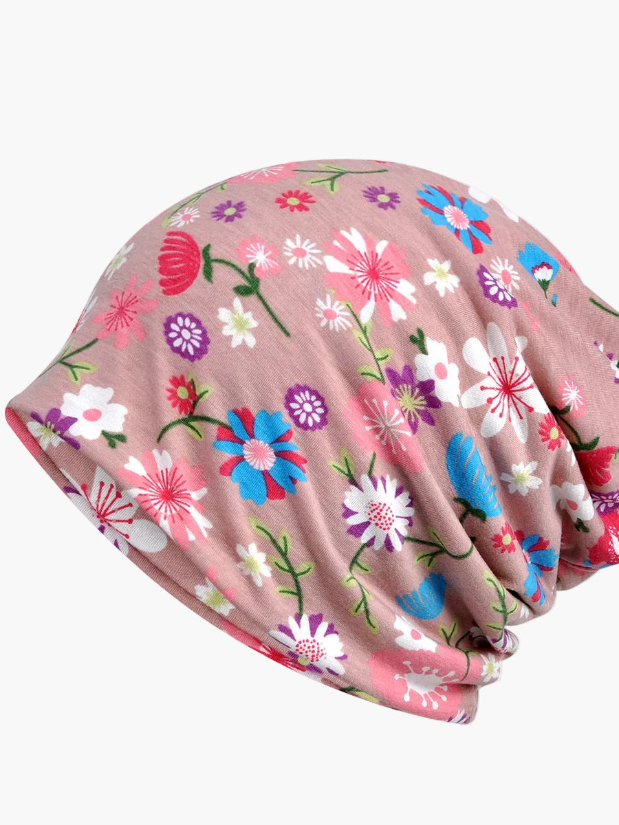Gemütliche Damen Beanie mit elegantem Blumenmuster, ideal für kühle Herbsttage.