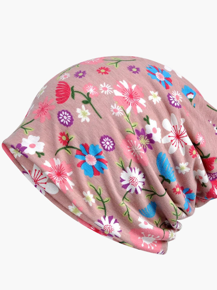 Gemütliche Damen Beanie mit elegantem Blumenmuster, ideal für kühle Herbsttage.