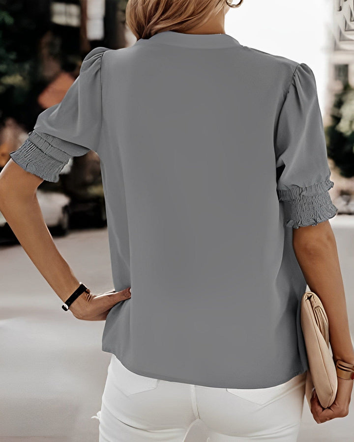 Einfach elegante Damenbluse mit Kurzarm und V-Ausschnitt, ideal für jeden Anlass.