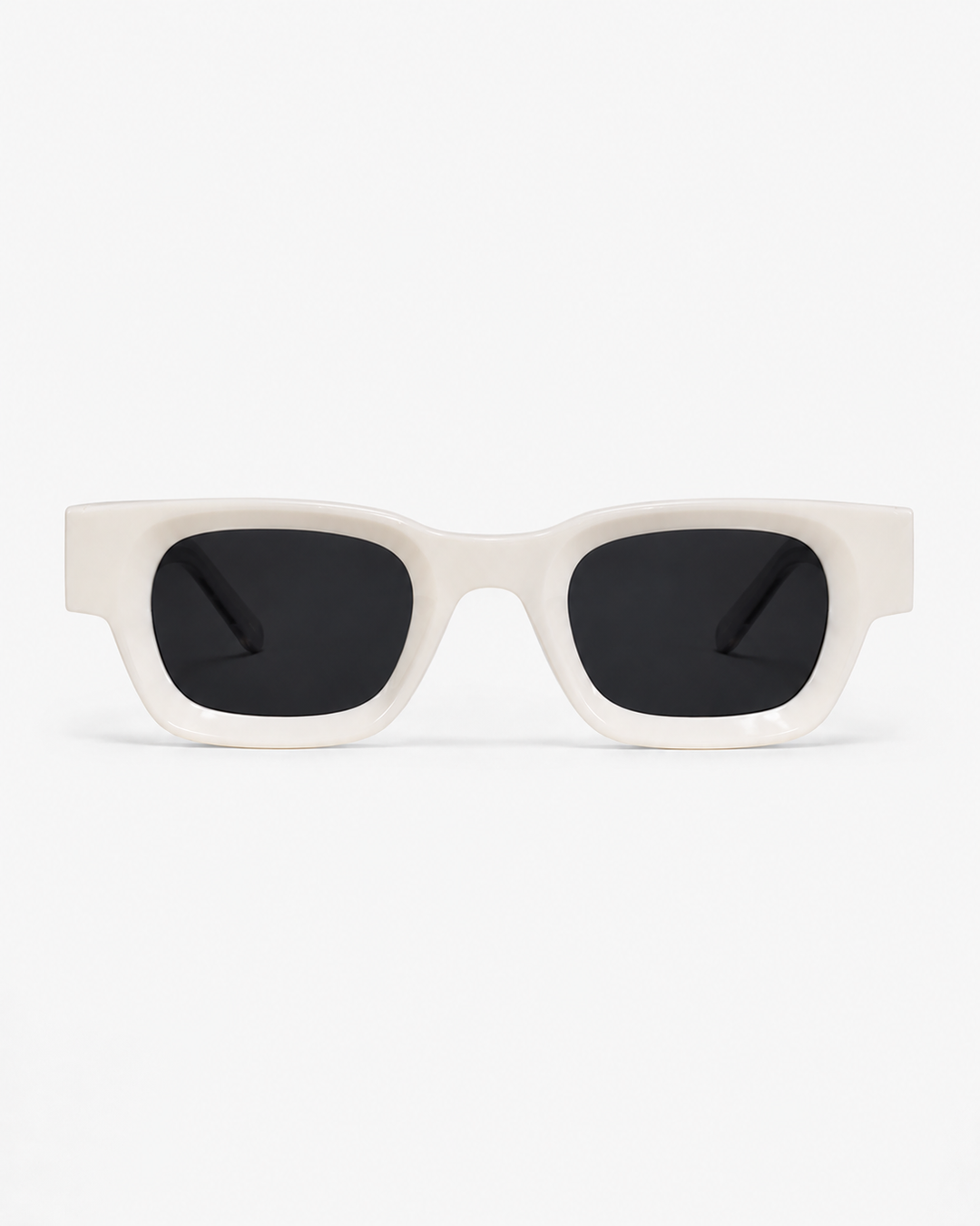 Frau trägt modische quadratische Vintage Damensonnenbrille mit UV400 Schutz. Ideal für den Sommer.