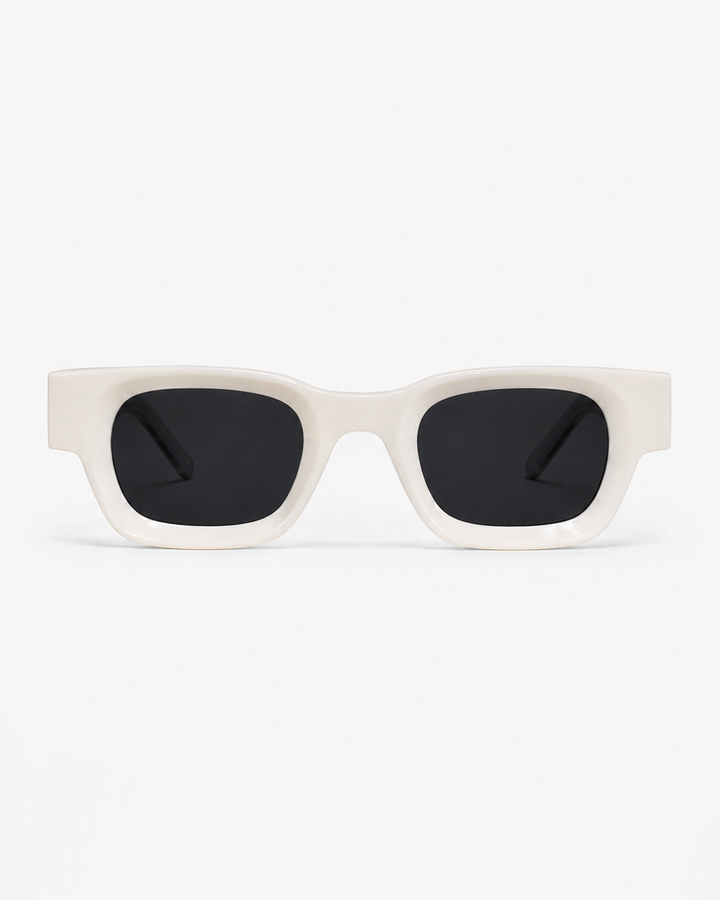 Frau trägt modische quadratische Vintage Damensonnenbrille mit UV400 Schutz. Ideal für den Sommer.