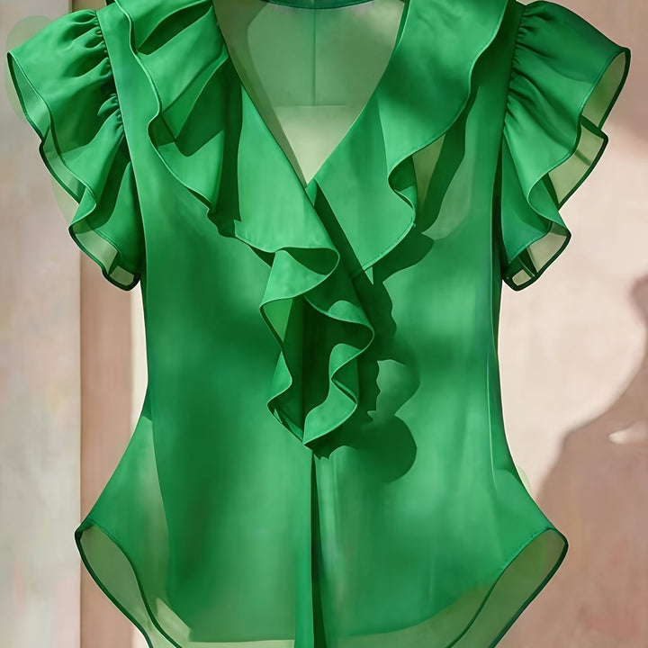 Leichte Sommerbluse für Damen mit Rüschen, V-Ausschnitt & Volantärmeln, weiß.