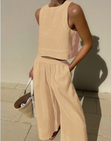 Modernes Damen Sommer Outfit: Ärmelloses Zweiteiler Set mit eleganter Hose. Perfekt für Casual Chic & Urlaubslooks.