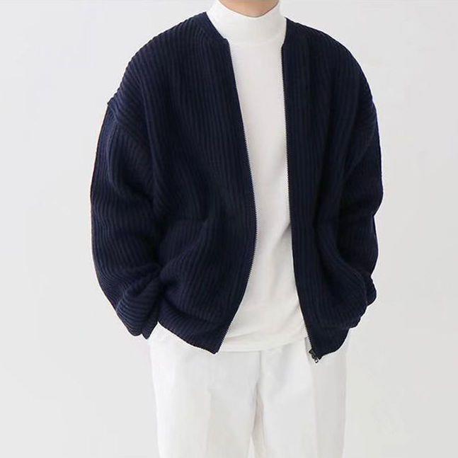 Stilvolle Herren Strickjacke mit feinem Rippenmuster. Perfekt als Cardigan für Smart Casual Outfits & Freizeitmode.