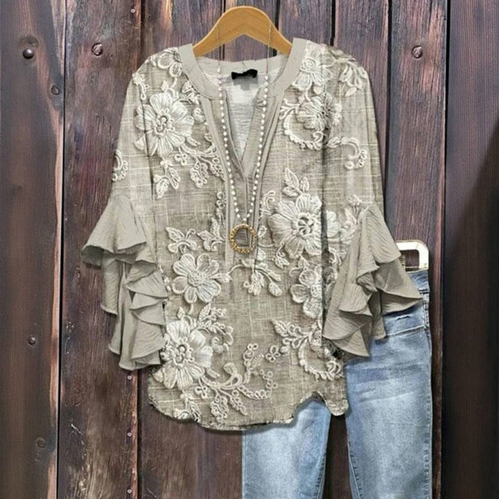 Trendige Frühlings- und Sommerbluse für Damen. Florales Muster, lange Ärmel und Rüschendetails für einen frischen Look.