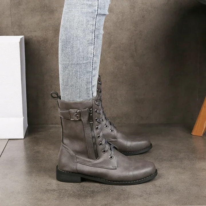 Zwei schwarze, orthopädische Damen Komfortstiefel nebeneinander, perfekt für Alltag & Freizeit.