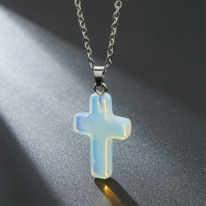Moderne Damen Edelsteinkette mit Kreuz-Anhänger. Ein Symbol für Glauben und Stil.