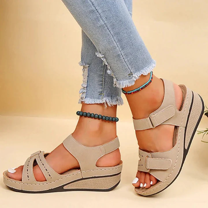 Orthopädische Sommer-Damensandalen, Slip-On, bieten Komfort & Unterstützung beim Gehen.