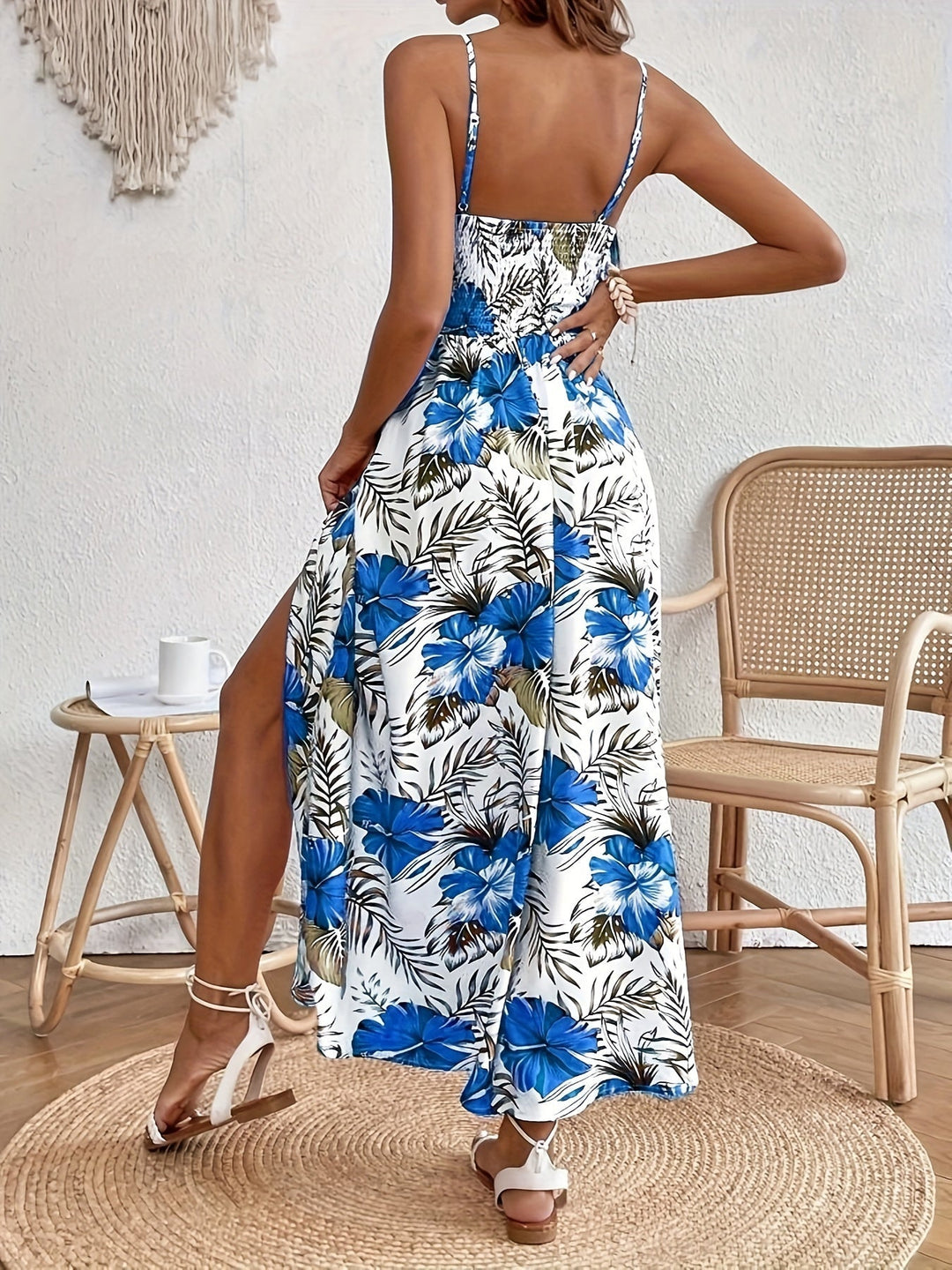 Trendiges Damen Sommer Maxikleid mit floralem Print & Spaghettiträgern. Feminine Eleganz für Damenmode.