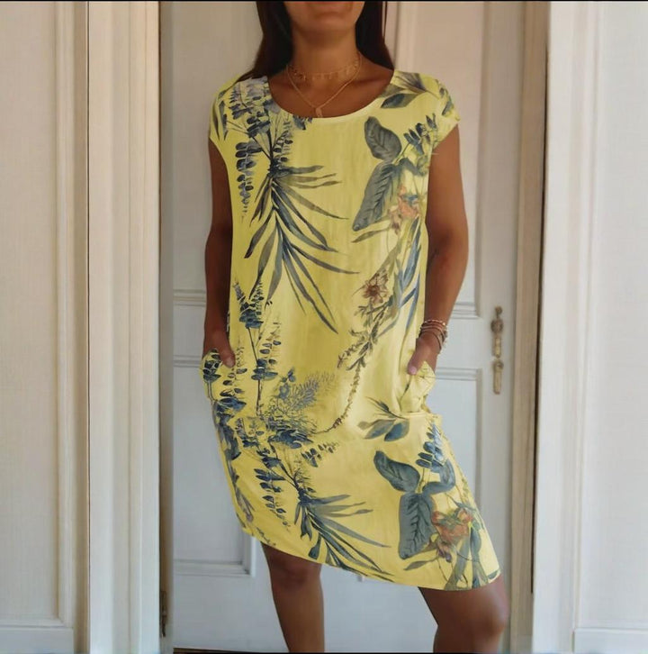 Bequemes Damen Freizeitkleid, botanisch bedruckt, mit Rundhals und zwei Taschen, perfekt für warme Tage.