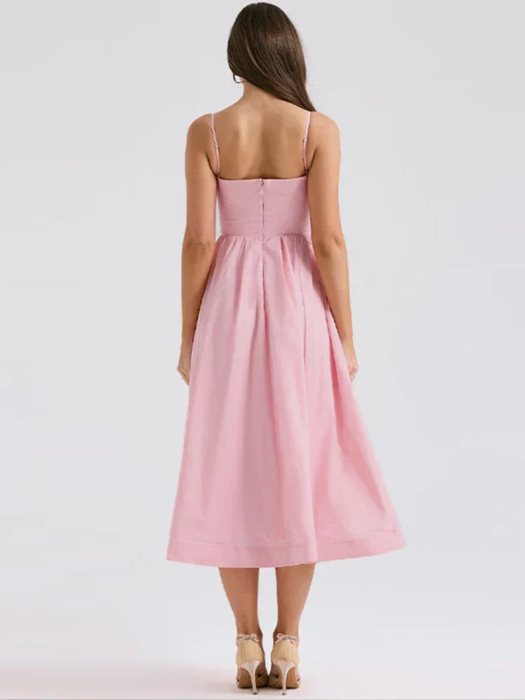 Modernes A-Linien Damenkleid. Elegantes, feminines Sommer-Trägerkleid im romantischen Vintage-Stil.