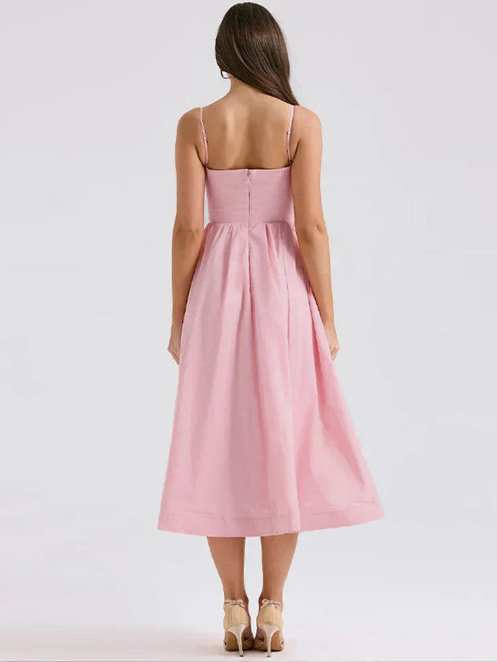 Modernes A-Linien Damenkleid. Elegantes, feminines Sommer-Trägerkleid im romantischen Vintage-Stil.