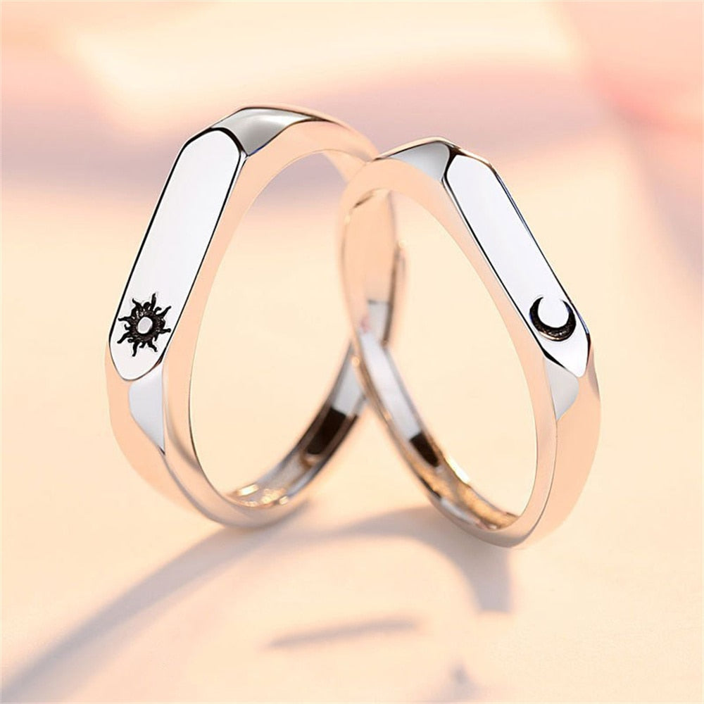 Hände tragen verstellbare Herz Partnerringe aus Sterlingsilber, symbolisieren Liebe & Zuneigung für Paare.