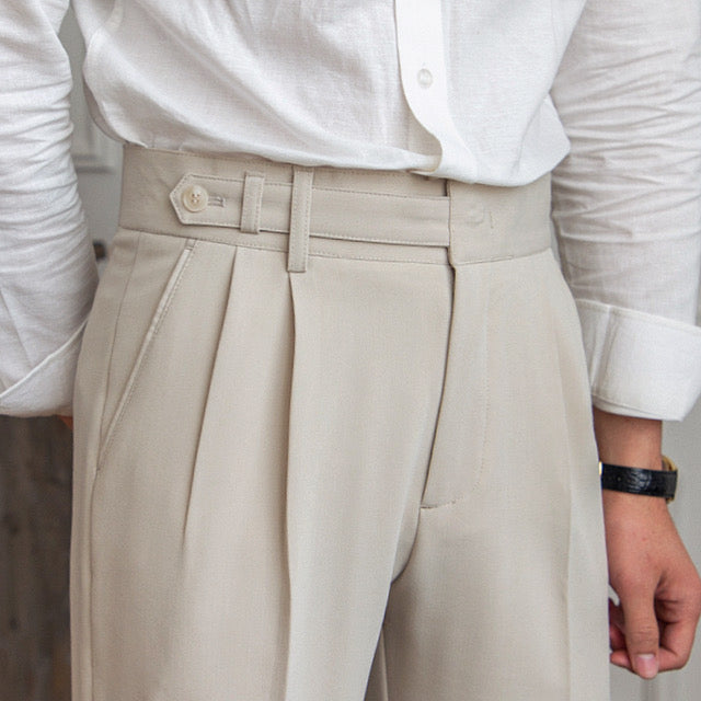 Vielseitige, bequeme Herren Stoffhose mit Schnalle in Beige. Ideal für Büro & Alltag, klassisch elegant.