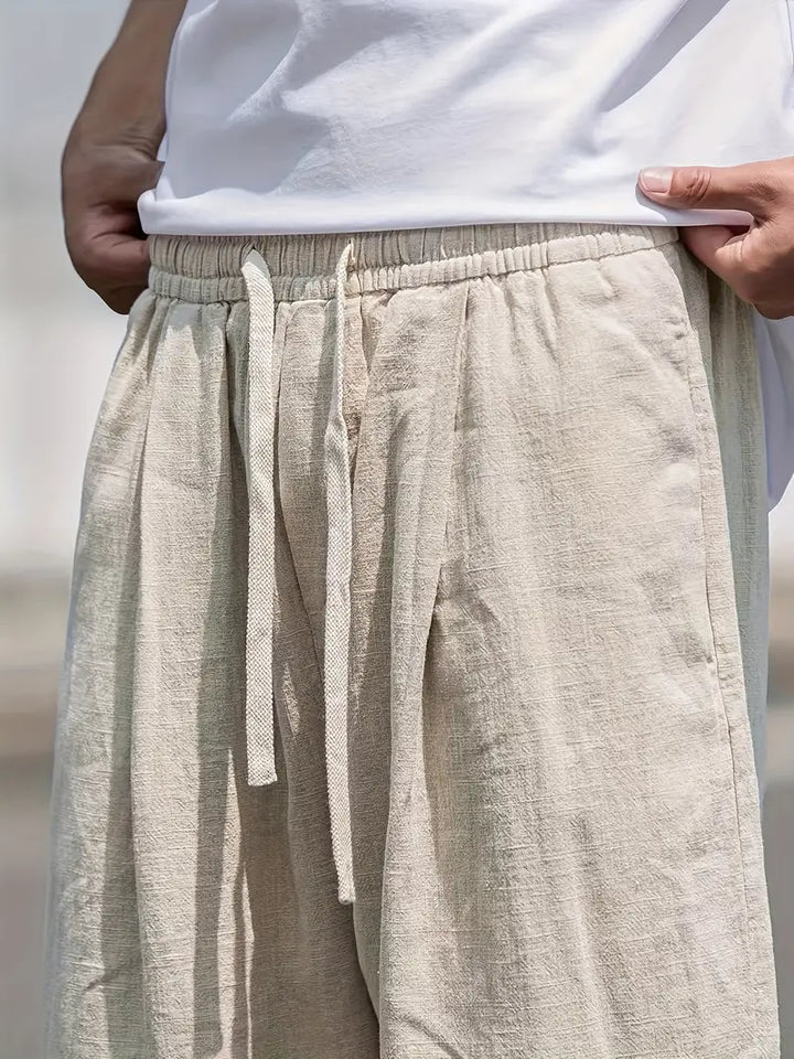 Weite Herren Baggy Hose für entspannte Freizeit. Lässige, bequeme Stoffhose mit modernem Schnitt für Komfort.