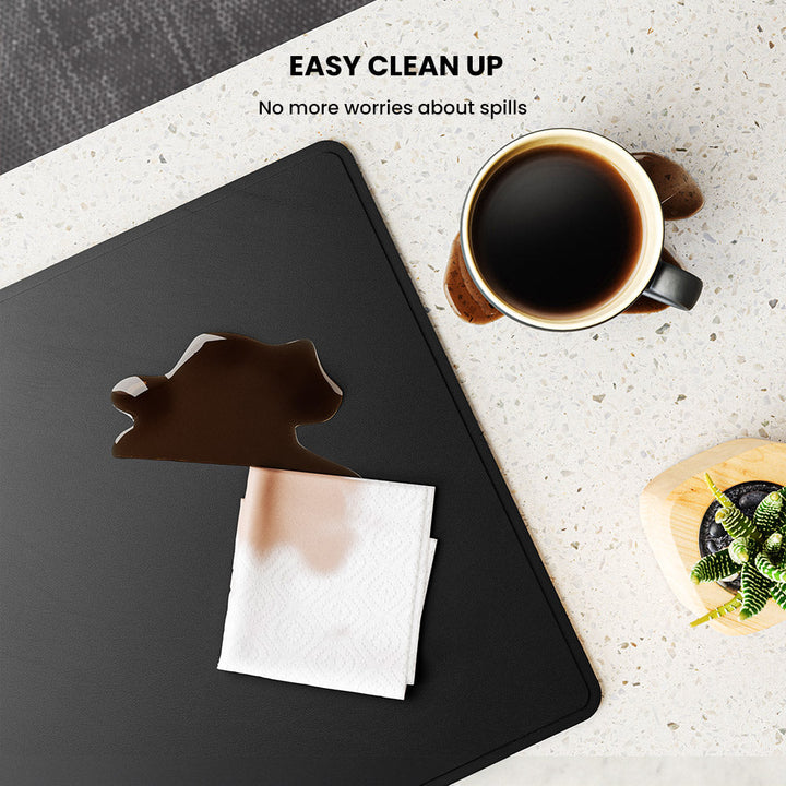 Elegantes Tech-Accessoire: Kabelloses Ladepad & Schreibtischunterlage aus Filz für effizientes Arbeiten.
