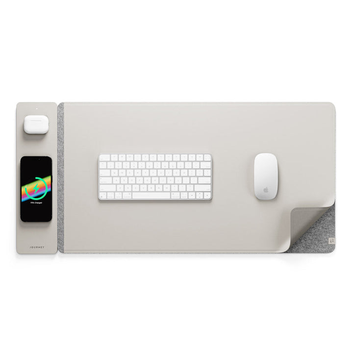 Stilvolles Schreibtischpad mit kabellosem Ladepad, ideal für modernes Büro und effizientes Arbeiten.