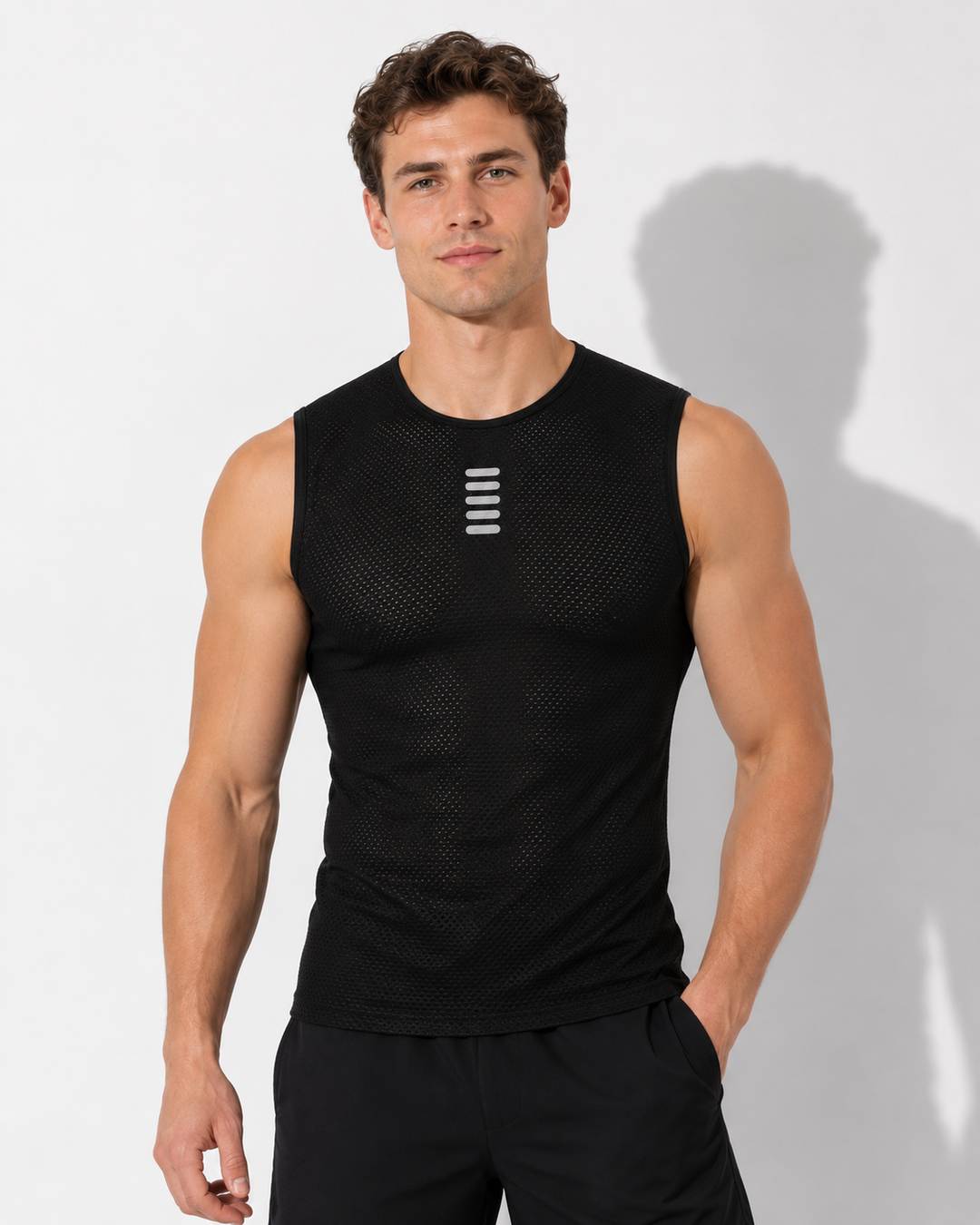 Nahaufnahme des ärmellosen Herren Radsport Baselayer Trikots, zeigt die atmungsaktive und leichte Textur.