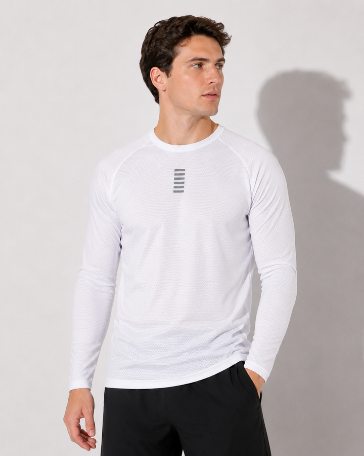 Mann fährt Fahrrad, trägt ärmelloses Herren Radsport Baselayer Trikot, unterstützt maximale Performance.