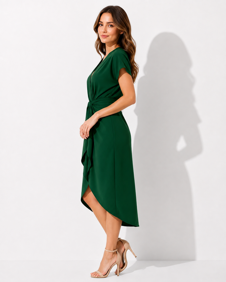 Schickes dunkelgrünes Wickelkleid für Damen, Midi-Länge, V-Ausschnitt. Ideal als Freizeitkleid oder festlich.