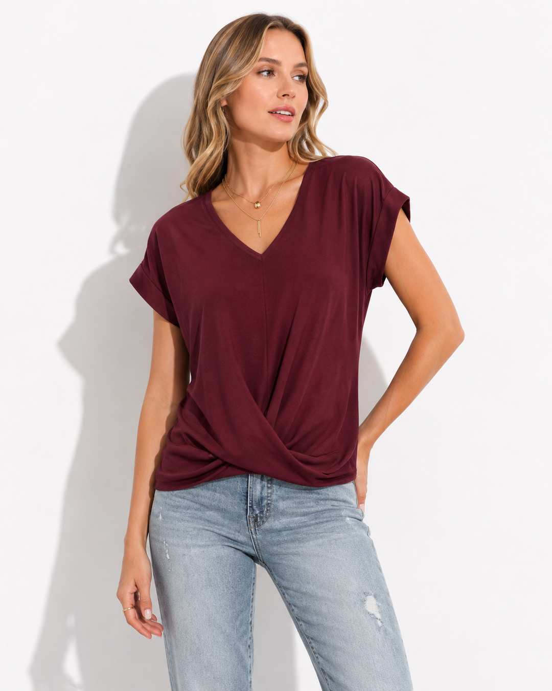 Stilvolles Damen T-Shirt mit V-Ausschnitt & Kurzarm. Perfekt für Freizeit & Alltag, bietet Komfort & Eleganz.
