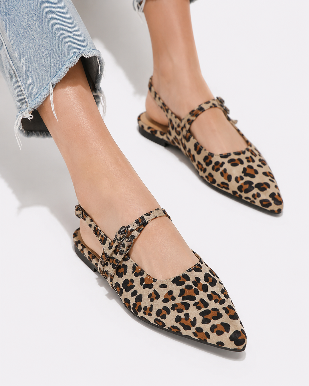 Elegante Damen Slip-On Sandalen mit modischem Leopardenmuster und spitzer Zehenpartie. Ideal für Sommer & Büro.