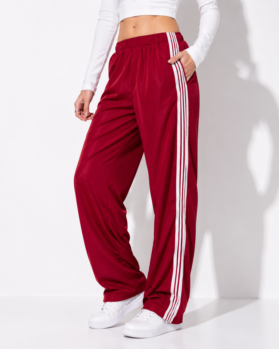 Vintage Y2K Jogginghose für Damen, gestreift. Bequeme Freizeithose mit Elastikbund für Streetwear-Looks.